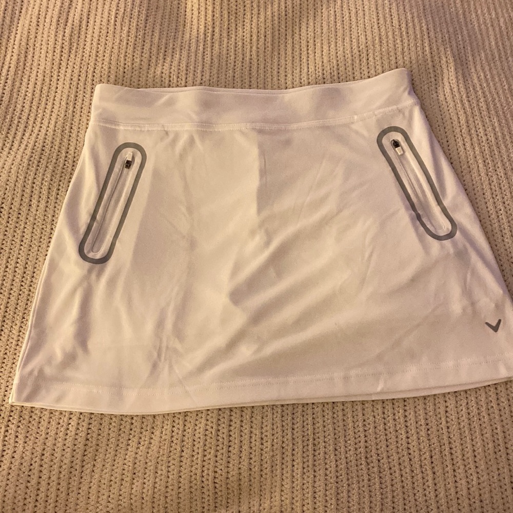 Callaway white skorts with grey trim zip pockets. Size L